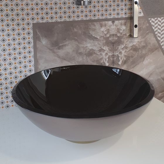 trendige Waschschüssel in Grau und Schwarz 