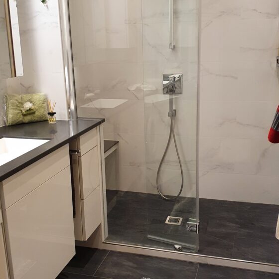 Walk-in-Dusche mit Seitenflügel als Spritzschutz 