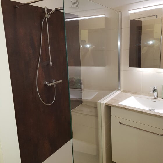 Wanne raus, Dusche rein: Walk-in-Dusche mit Sitzbank 