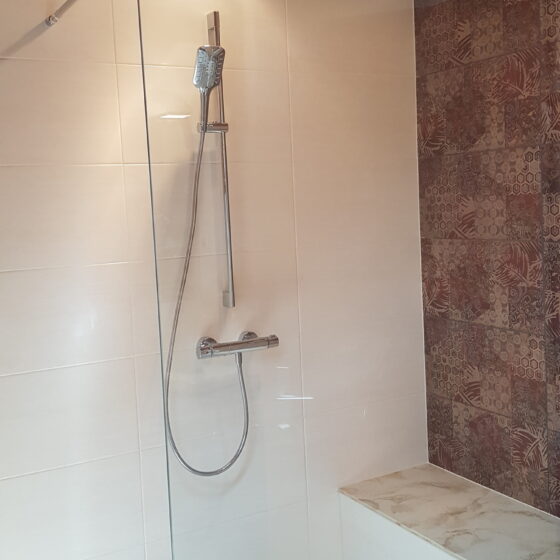 Walk-in-Dusche mit Sitzbank anstelle der alten Badewanne 