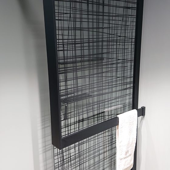 Glas-Duschtrennwand mit schwarzem Muster schwarzem Rahmen und Handtuchhalter 