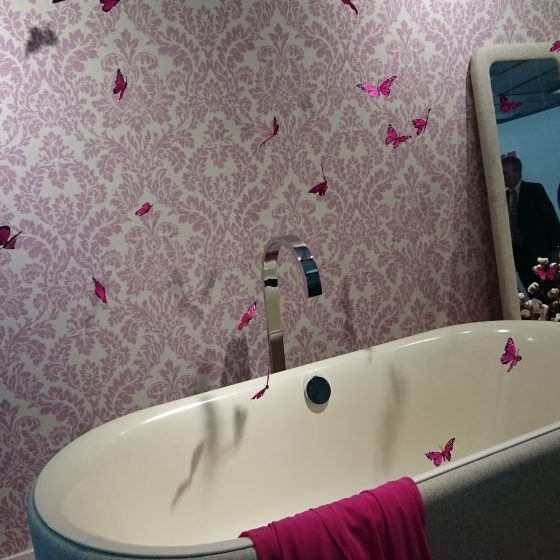 Badezimmer in Rosa mit Schmetterlingen als Deko 