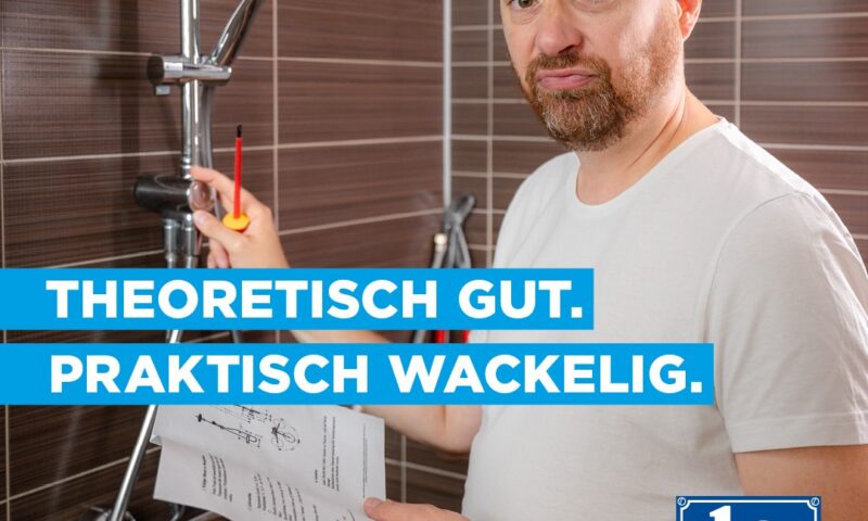 ein Mann versucht, eine Duschstange richtig zu montieren und verzweifelt daran 